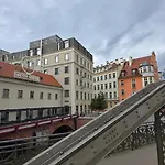 Guide Apart